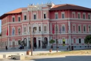 “Kryeministri me tone të ashpra: Shkarkoni të paaftët, po dëmtojnë imazhin tim dhe të pushtetit vendor”