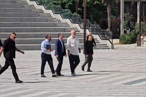 Edi Rama viziton Bashkinë e Vlorës takim  me Ermal Dredhën dhe deputetët lokalë
