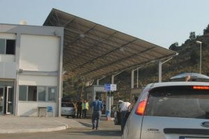 Pezullohet Kalimi i Automjeteve në Pikën Kufitare të Qafë Botës pas Arrestimit të Një Doganieri Grek