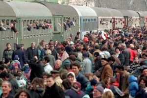 Për herë të parë në Kosovë: Aktakuzë në mungesë për dëbimin me forcë të mbi 800 mijë shqiptarëve gjatë luftës