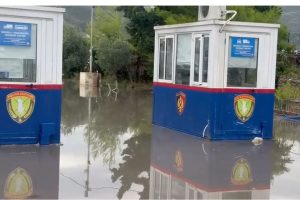 VIDEO\Nën ujë, por në krye të detyrës, Policia Kufitare shpëton situatën, privati e ka braktisur portin