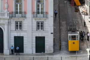 Mrekulli në tragjedinë e Lisbonës, 3-vjeçari shpëtohet nga rrënojat e tramit