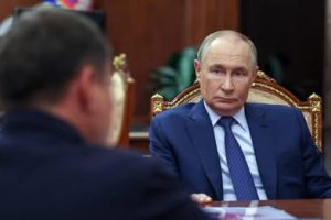 Moska i dërgon sinjal të ftohtë Uashingtonit: “Nuk është urgjente një samit Putin–Trump”