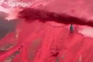 Iran, deti i Hormuzit ngjyroset me të kuqe: fenomen spektakolar pas reshjeve