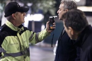 FOTOLAJM- Kryeministri grek, Kyriakos Mitsotakis i nënshtrohet testit të alkoolit nga policia, rezultati ishte…