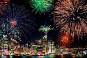 Mbërrin Viti i Ri në Zelandën e Re, spektakël fishekzjarresh në qiell