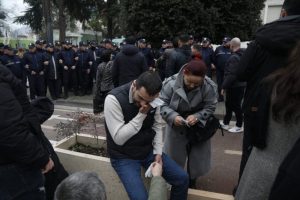 Policia ndërhyri në mesnatë për t’i hequr karriget, Adriatik Lapaj transportohet me urgjencë në spital