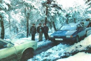 “Ngricat vazhdojnë, – 22 gradë, ushtarët me flluska në duar e këmbë nga të ftohtit, rrugët të bllokuara, nga orteku në Vilë, u gjetën 7 të vdekur, kërkohen 5 të tjerë, në Spaç te kampi…”/ Dokumenti sekret i 15 janarit ‘85