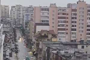 Durrësi i ‘paralizuar’ nga përmbytjet/ Pezullohet mësimi në shkolla, mbyllen çerdhet dhe kopshtet. Ja situata në terren