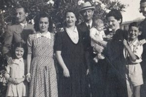 “ Ata vinin nga një vend fqinj me Italinë , që Anna kishte dëgjuar prej të atit që quhej Vendi i Shqiponjave dhe ata vet quheshin…. “\Hisotria e panjohur e bukuroshes Italiane me studentin Shqiptar