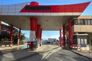 “Premtime në TV për rritje rrogash, uri në Port: Punonjësit e Portit të Vlorës 3 muaj pa rroga dhe në heshtje nga frika”