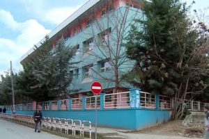 “Vdis sot, se ringjallesh nesër”/ Pushohet nga puna mësuesi në Tiranë pasi predikonte Jehovain në shkollë