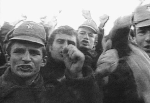 “Me gjithë të sharat dhe ofendimet, ‘vullnetarët e Enverit’ me portretet e tij vazhdonin përpara, grupi i vogël e humbi durimin dhe…”/ Shkurt 1991, kur djemtë e “Skelës” u përleshën me enveristët e Vlorës