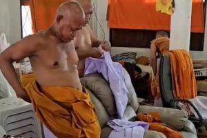 Skandal në tempullin budist në Tajlandë, murgjit arrestohen me pornografi dhe drogë