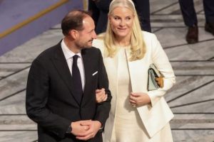 Norvegji, skandali “Epstein” mbërrin dhe në pallatin mbretëror, kryeministri kritika princeshës se mbajti kontakte të afërta me pedofilin e dënuar