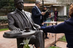 Hipokrizia e një botuesi si Bujar Hudhri! Kadare nuk është prona juaj, por e shqiptarëve.