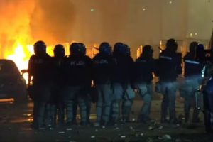 Torino ‘në flakë’, protestuesit përplasen me policinë. Momenti kur rrahin brutalisht një efektiv