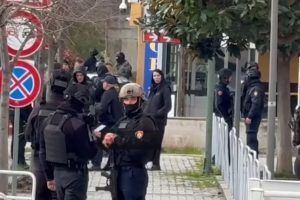 Forcat RENEA dhe FNSH ‘zbarkojnë’ në Vlorë, kontrolle në banesat e…