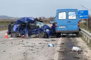 Pamje të frikshme! Makinat të bëra ‘copë’, zbulohet identiteti i shoferes që humbi jetën në Levan-Tepelenë