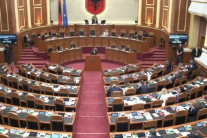 Peleshi përjashtoi nga seanca plenare deputetin Luçiano Boçi, PD dhe PL braktisin sallën e parlamentit