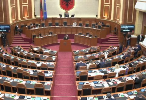 Peleshi përjashtoi nga seanca plenare deputetin Luçiano Boçi, PD dhe PL braktisin sallën e parlamentit