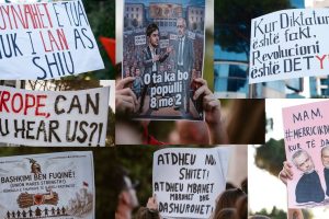 “Kjo tokë ka zot popullin”/ Pankartat pikante në protestën e djeshme, qytetarët kërkojnë dorëheqjen e kryeministrit: Tirana s’është filtër Instagrami o shefi