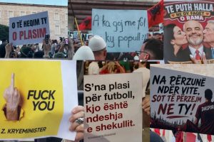 “Rame, të erdhi ora”/ Pankartat zëri ndryshe i protestës, qytetarët kërkojnë dorëheqjen e kryeministrit me meme: S’na plas për futboll, kjo është ndeshja e shekullit