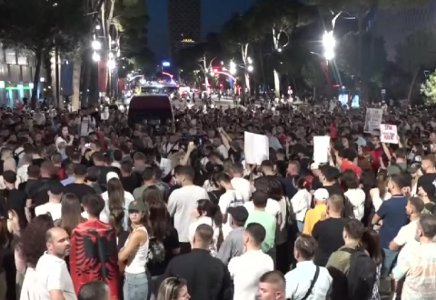 Mbyllet protesta, kërkohet anulimi i projektit në Zvërnec. Qytetarët: Nesër sërish përpara Kryeministrisë