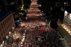 Qindra mijëra qytetarë zbarkojnë në shesh/ “E akuzojnë se nuk lufton korrupsionin”, Reuters: Protestat, sfidë për kryeministrin!