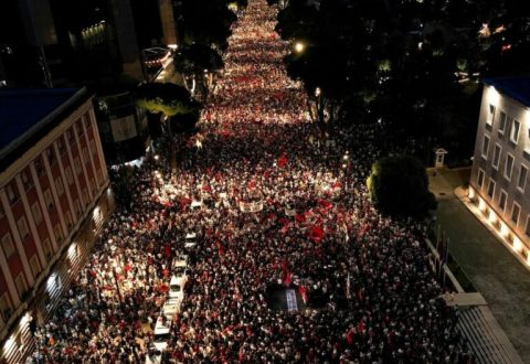 Qindra mijëra qytetarë zbarkojnë në shesh/ “E akuzojnë se nuk lufton korrupsionin”, Reuters: Protestat, sfidë për kryeministrin!