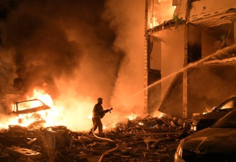 Vijojnë sulmet mbi Ukrainë/ Shpërthime të fuqishme nga raketa balistike dhe dronë në Kiev dhe qytete të tjera