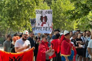Shqiptarët kërkojnë dorëheqjen e Ramës/ Sot seanca e fundit plenare, protestuesit “rrethojnë” Kuvendin: Nuk na përfaqëson Parlamenti i krimit!