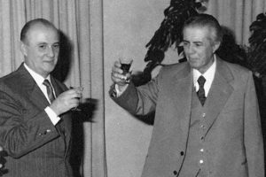 “Mund të botohen artikujt që po përgatit Aleks Buda dhe shkrimi i Ismail Kadaresë që lexova ishte shumë më i mirë se i grupit të profesorëve, por Perëndimi nuk po…”/ Biseda e Enverit me Ramizin, 13 maj ‘81
