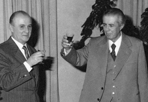 “Mund të botohen artikujt që po përgatit Aleks Buda dhe shkrimi i Ismail Kadaresë që lexova ishte shumë më i mirë se i grupit të profesorëve, por Perëndimi nuk po…”/ Biseda e Enverit me Ramizin, 13 maj ‘81