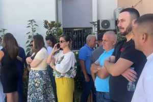 “Rama po na shkel me këmbë! Na e preu ‘biletën e vdekjes’”/ Klosi kundër bashkimit me Matin, qytetarët: Nëse nuk ndryshojnë mendjen, protestojmë me “flamingot” në Tiranë