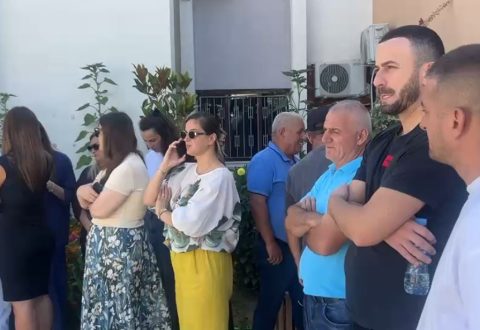 “Rama po na shkel me këmbë! Na e preu ‘biletën e vdekjes’”/ Klosi kundër bashkimit me Matin, qytetarët: Nëse nuk ndryshojnë mendjen, protestojmë me “flamingot” në Tiranë