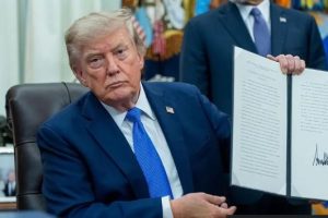 Trump firmos urdhra të rinj për emigracionin/ Synon ndryshimin e rregullave për shtetësinë në SHBA