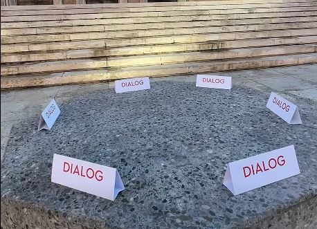 15 ditë revoltë studentore, Rama fton sërish të rinjtë për dialog, vendos tavolinën e gurtë para Kryeministrisë